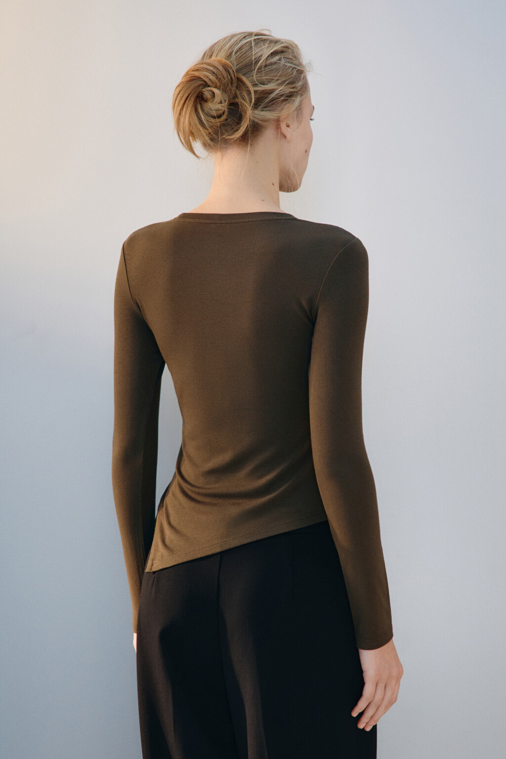 Лонгслив асимметричный с драпировкой - цвет бежевый - 3