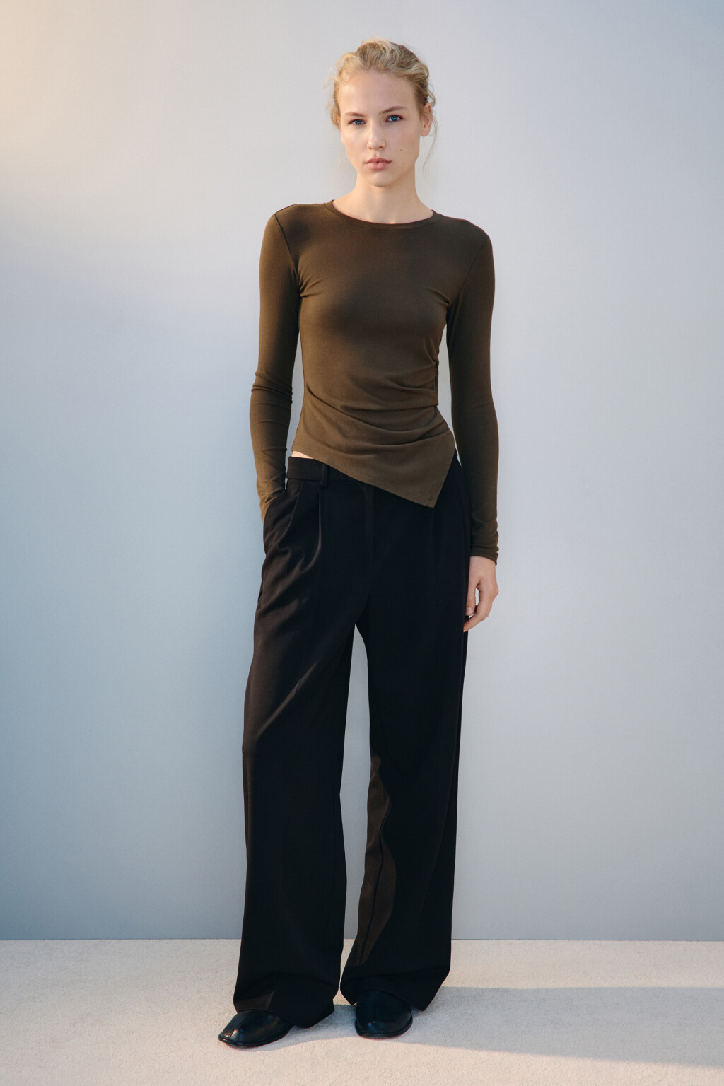 Лонгслив асимметричный с драпировкой - цвет бежевый - 4