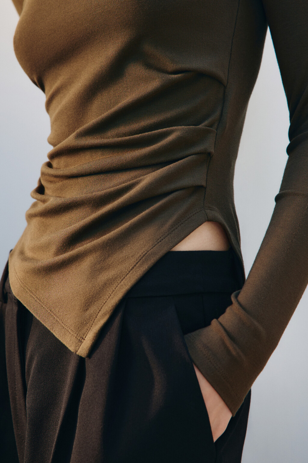 Лонгслив асимметричный с драпировкой - цвет бежевый - 5