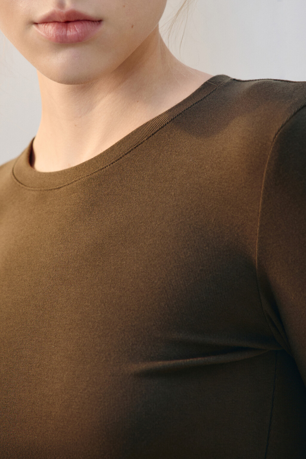 Лонгслив асимметричный с драпировкой - цвет бежевый - 6