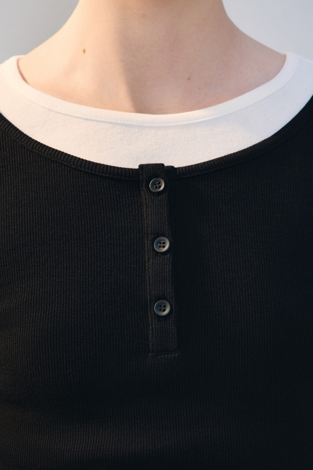 Лонгслив двуслойный с застежкой - цвет черный - 5