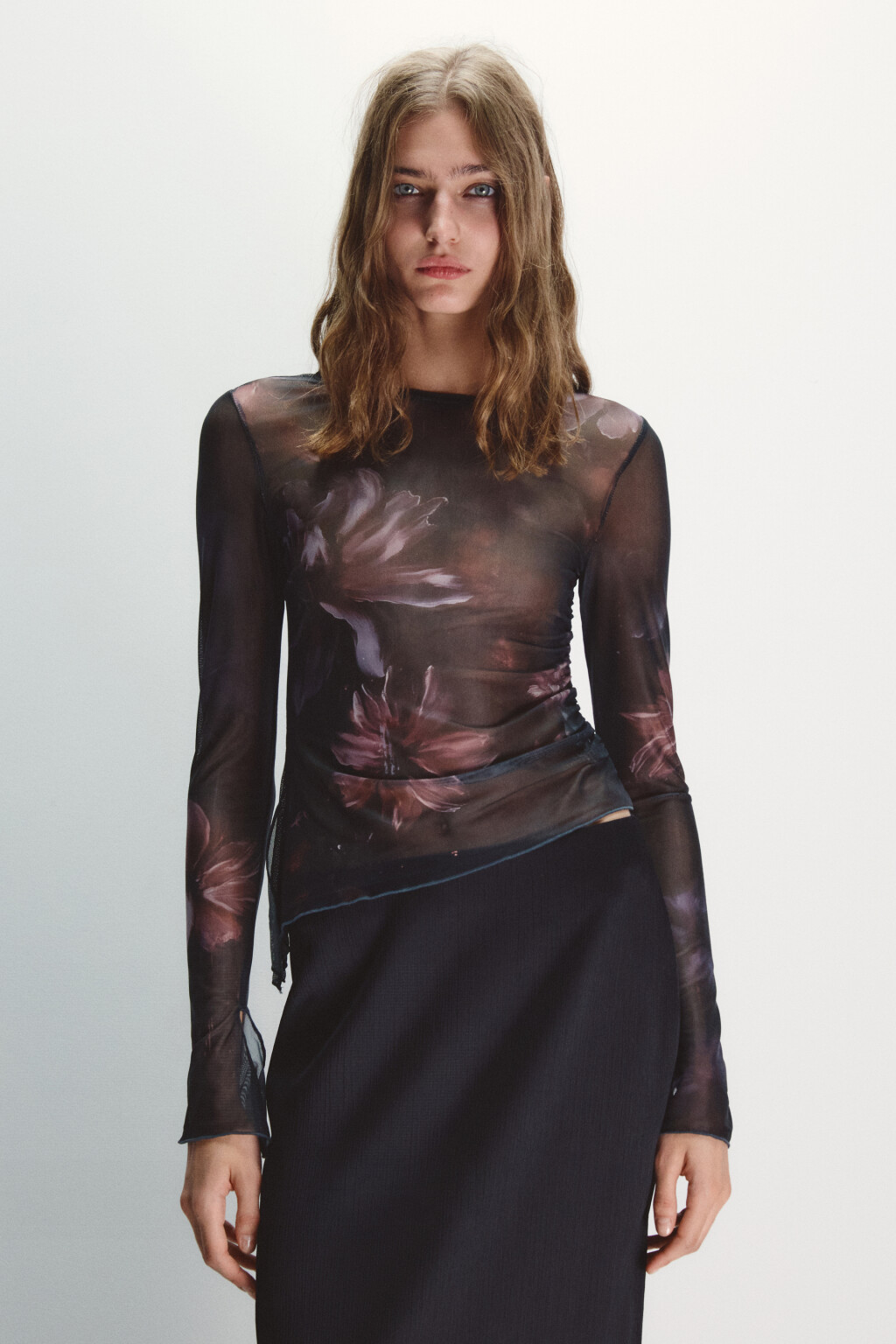 Лонгслив из сетки асимметричный - цвет черный - 2