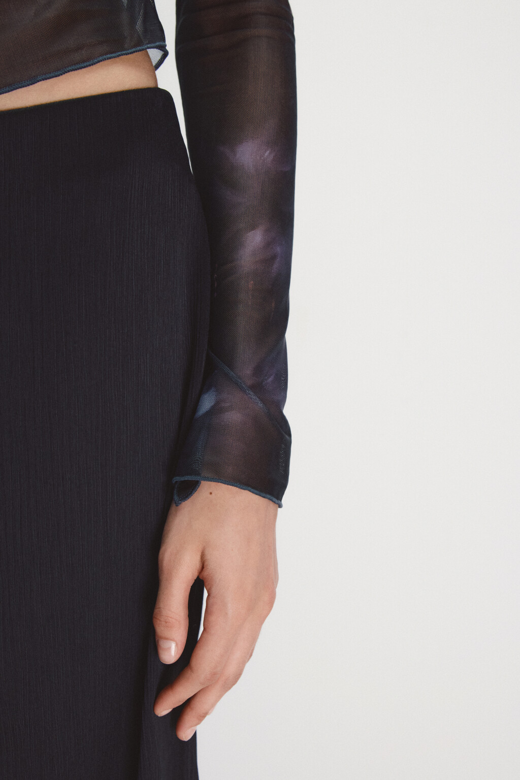 Лонгслив из сетки асимметричный - цвет черный - 6