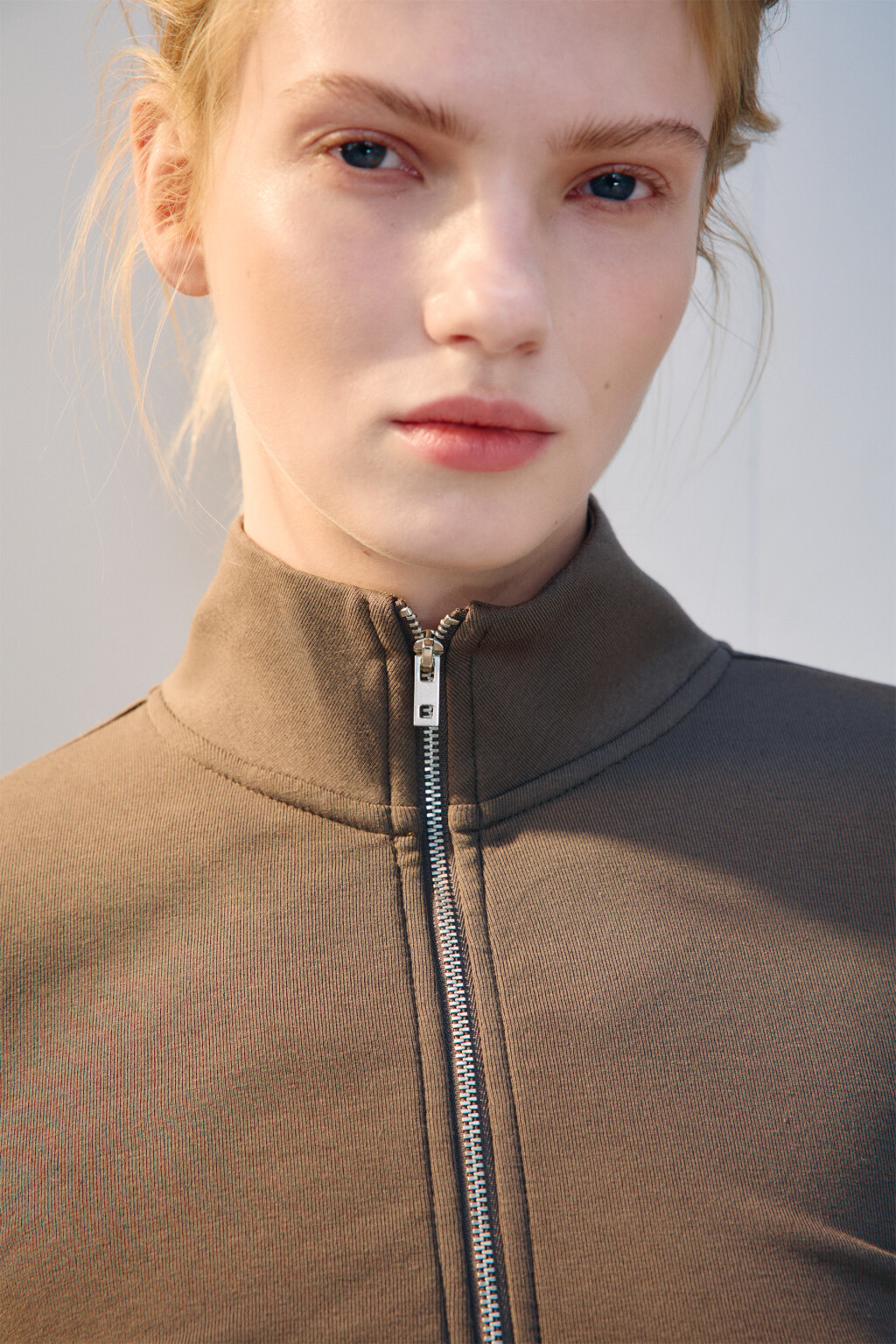 Лонгслив на молнии с начесом - цвет бежевый - 5