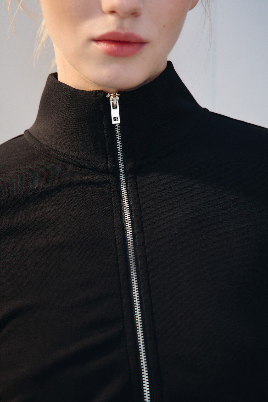 Лонгслив на молнии с начесом - цвет черный - 6