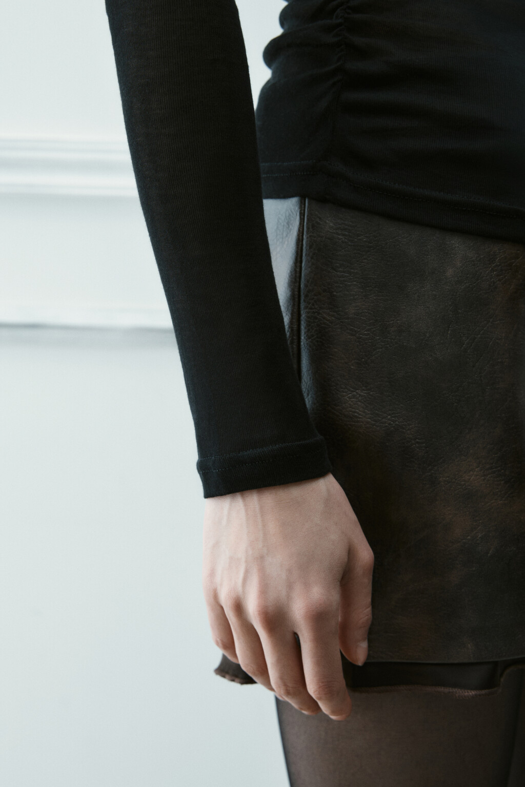 Лонгслив из лиоцелла с драпировками - цвет черный - 6