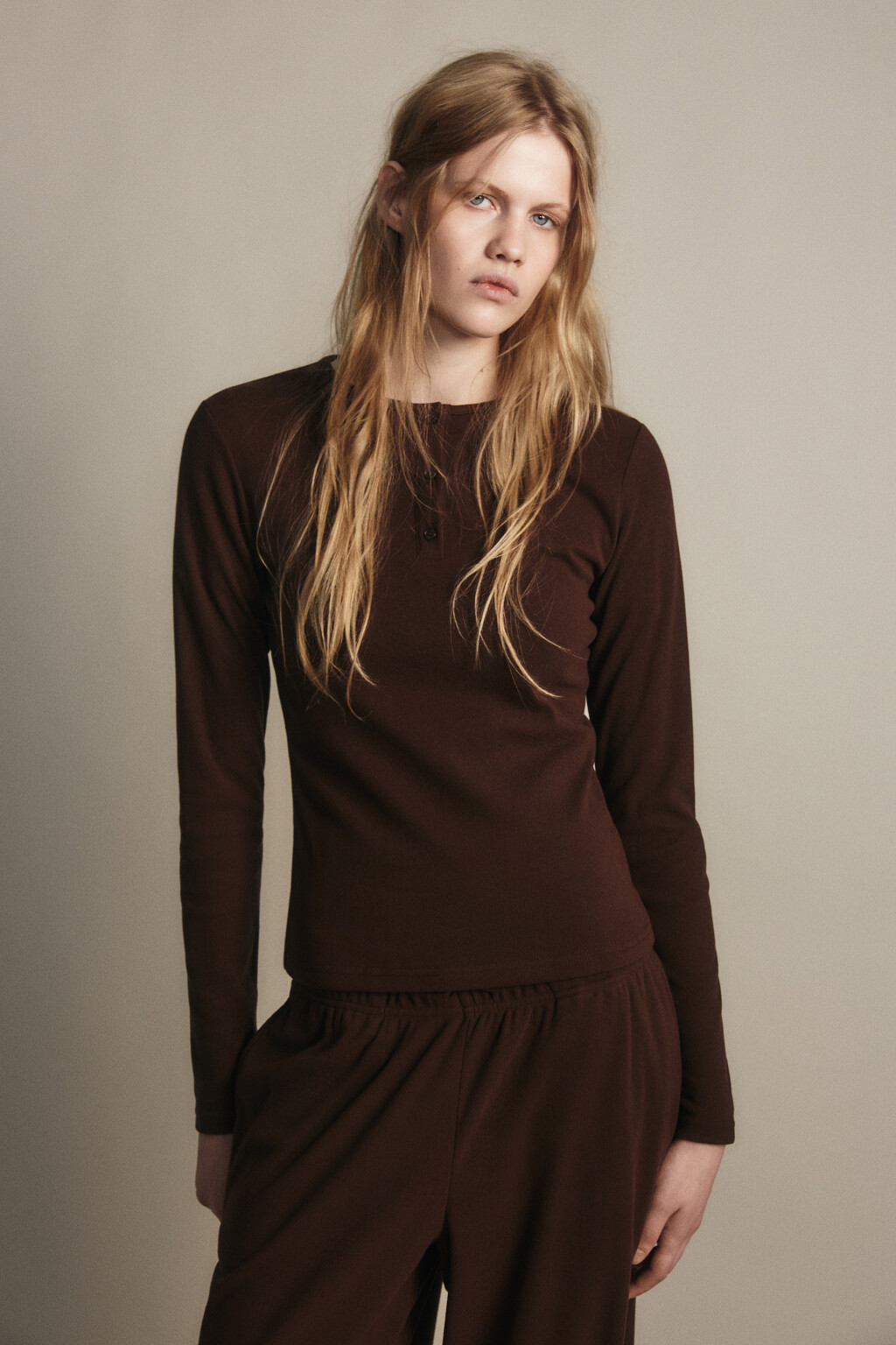 Лонгслив с застежкой на груди - цвет коричневый - 3