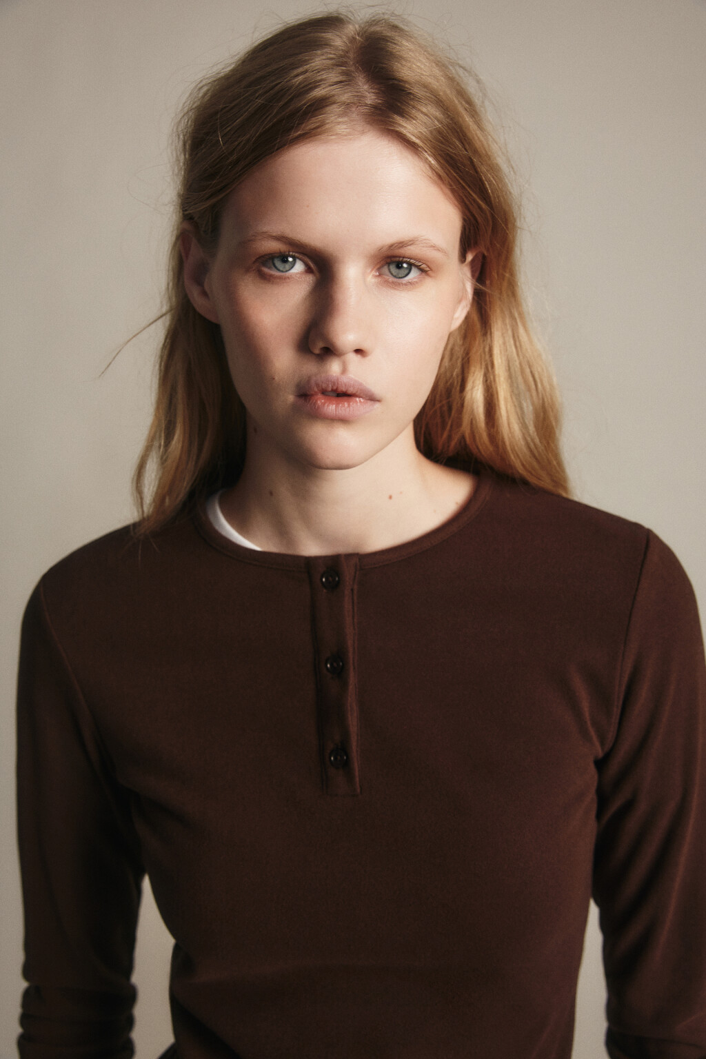 Лонгслив с застежкой на груди - цвет коричневый - 6