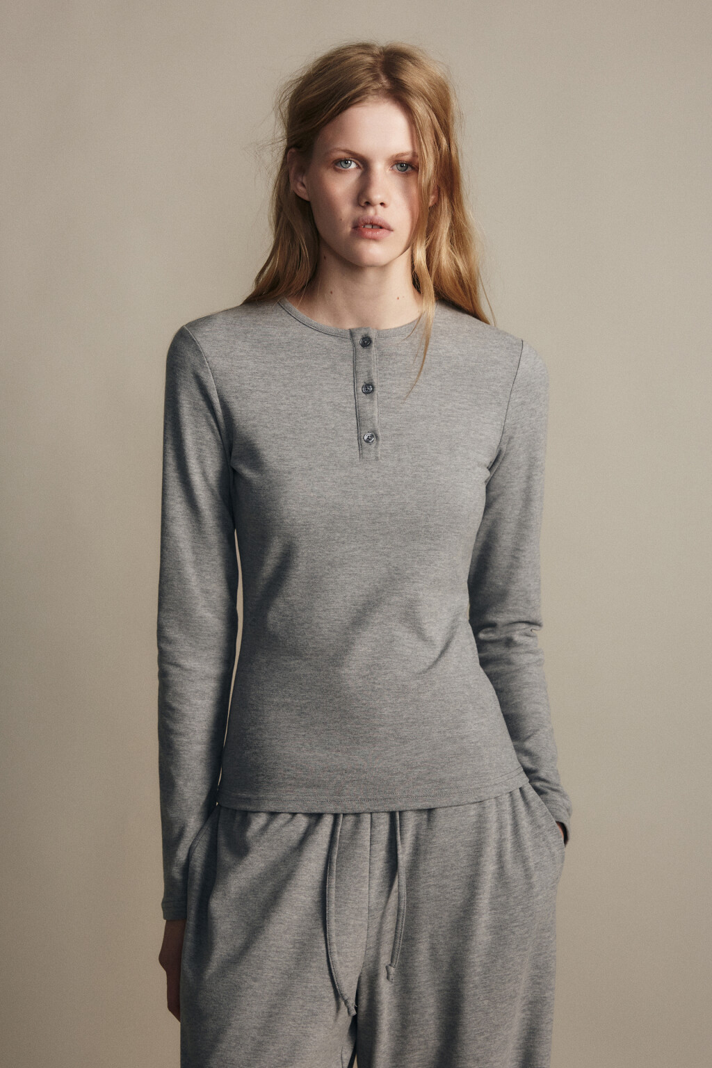 Лонгслив с застежкой на груди - цвет серый - 3