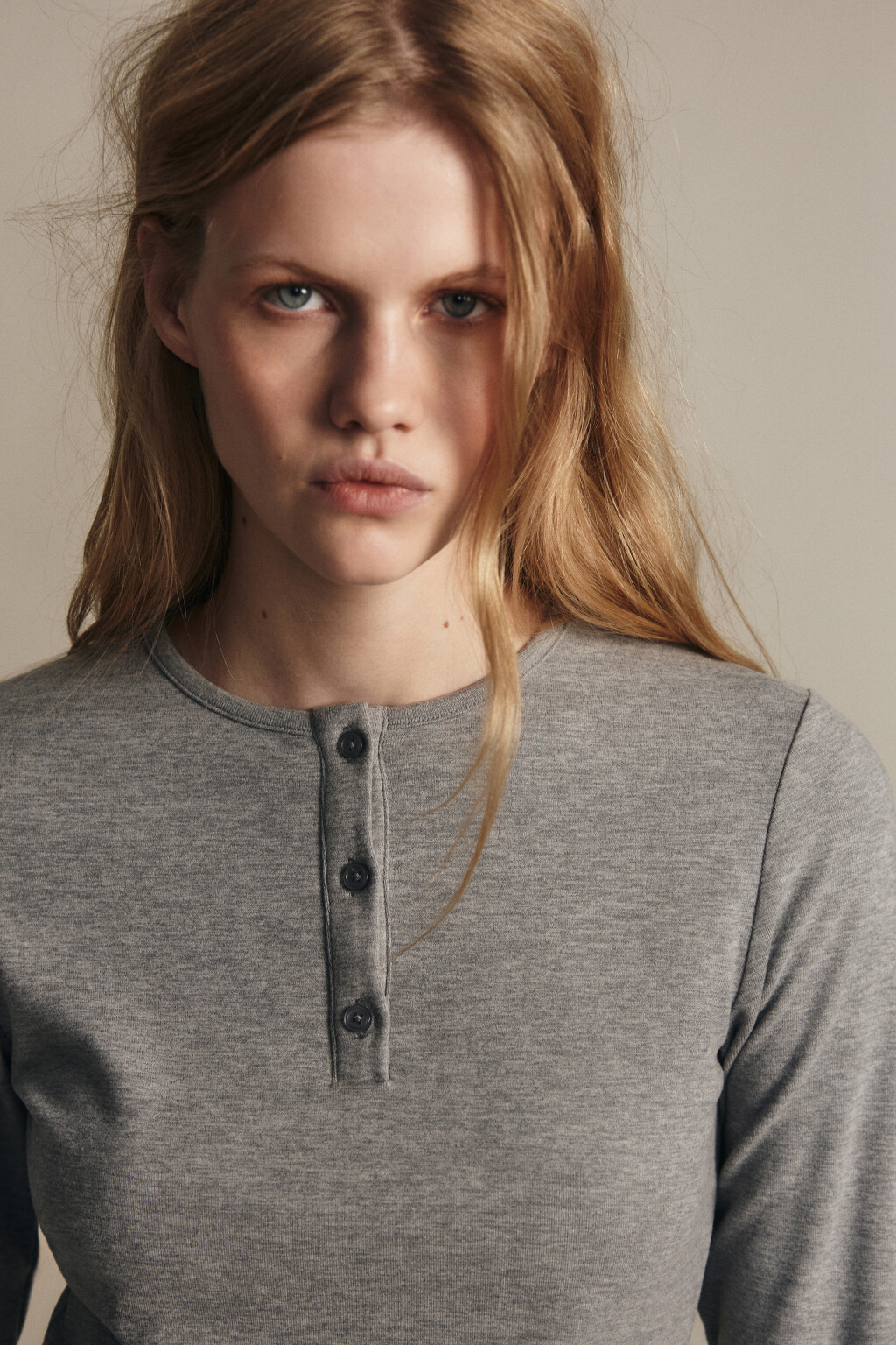 Лонгслив с застежкой на груди - цвет серый - 6
