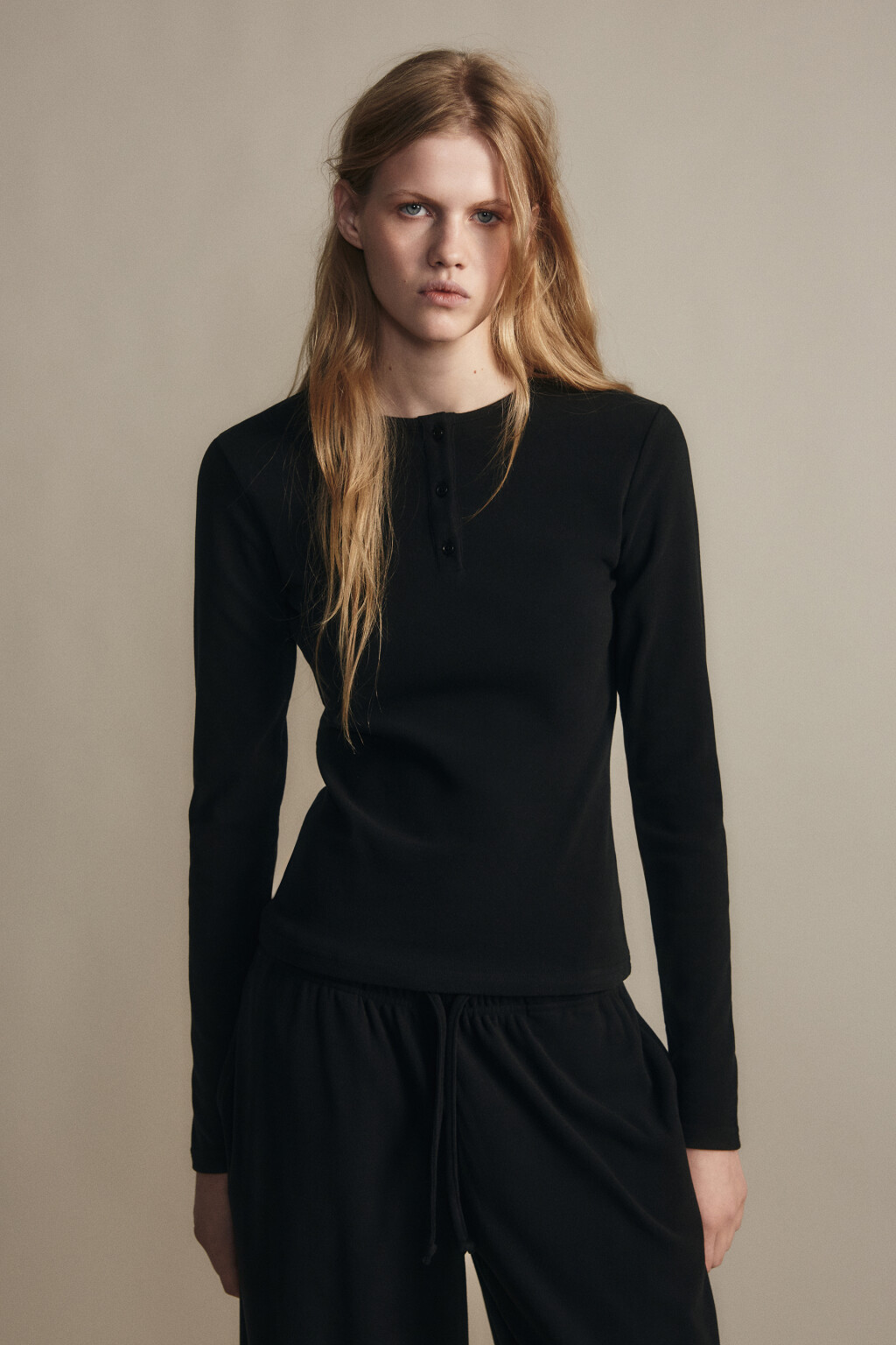 Лонгслив с застежкой на груди - цвет черный - 2