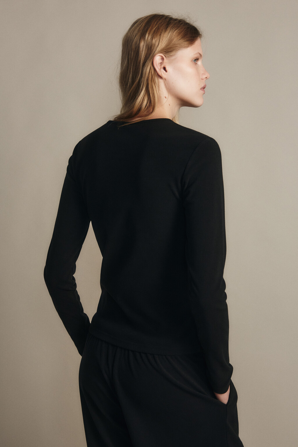 Лонгслив с застежкой на груди - цвет черный - 3