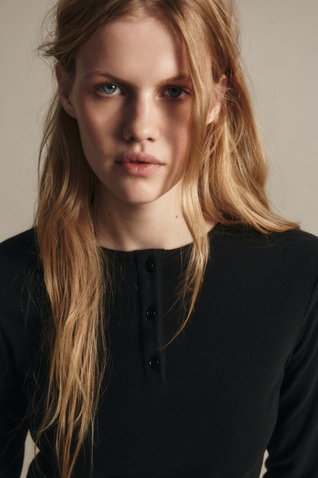 Лонгслив с застежкой на груди - цвет черный - 5