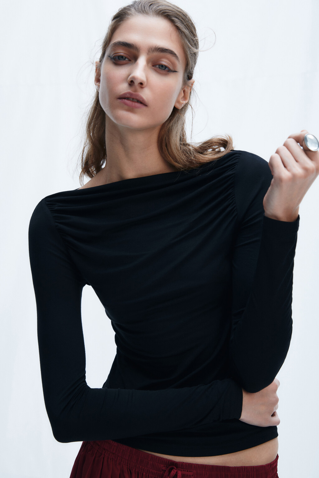 Лонгслив вискозный с вырезом-лодочкой - цвет черный - 1