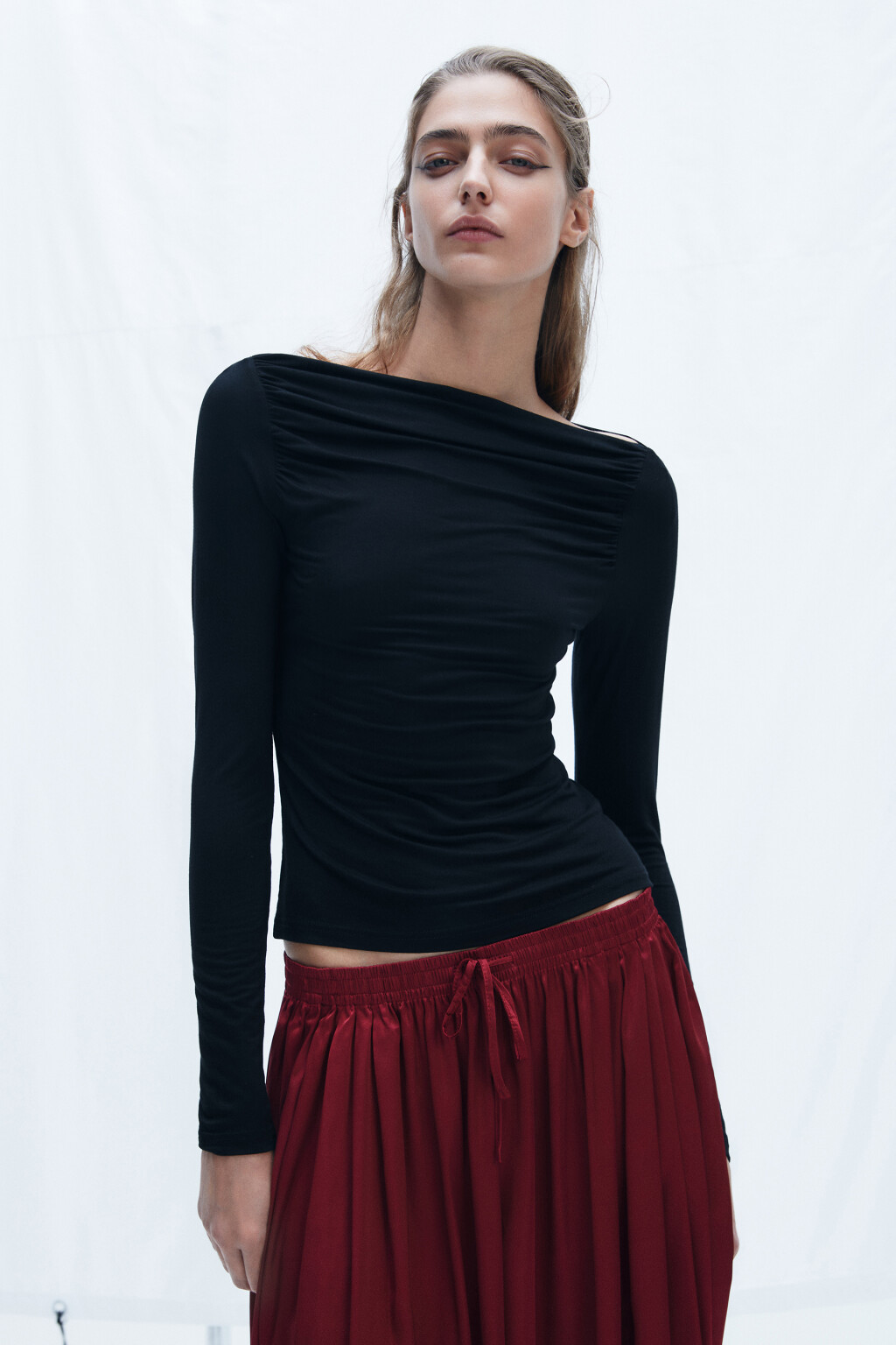 Лонгслив вискозный с вырезом-лодочкой - цвет черный - 2