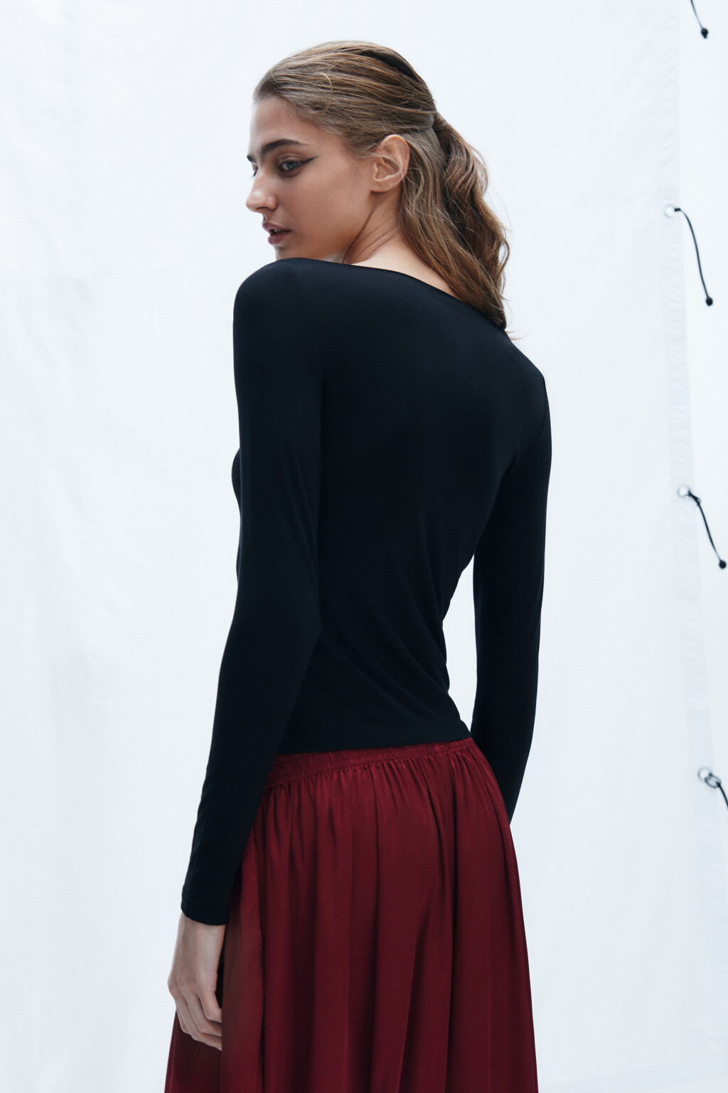 Лонгслив вискозный с вырезом-лодочкой - цвет черный - 3