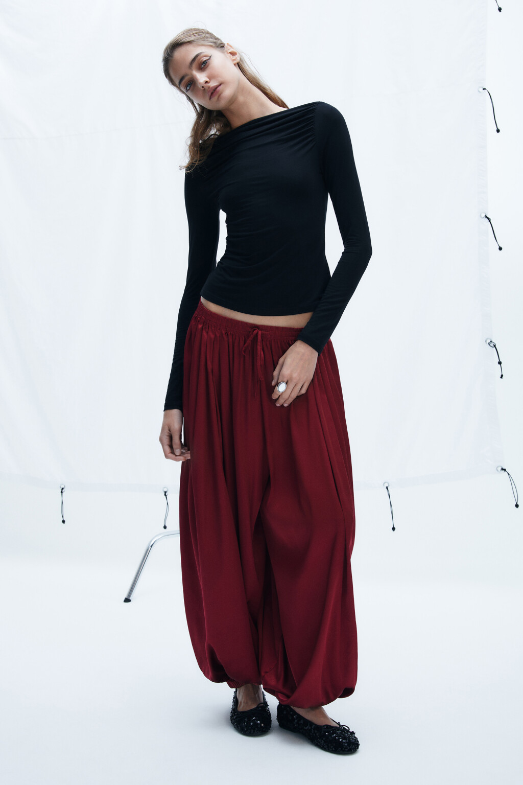 Лонгслив вискозный с вырезом-лодочкой - цвет черный - 4