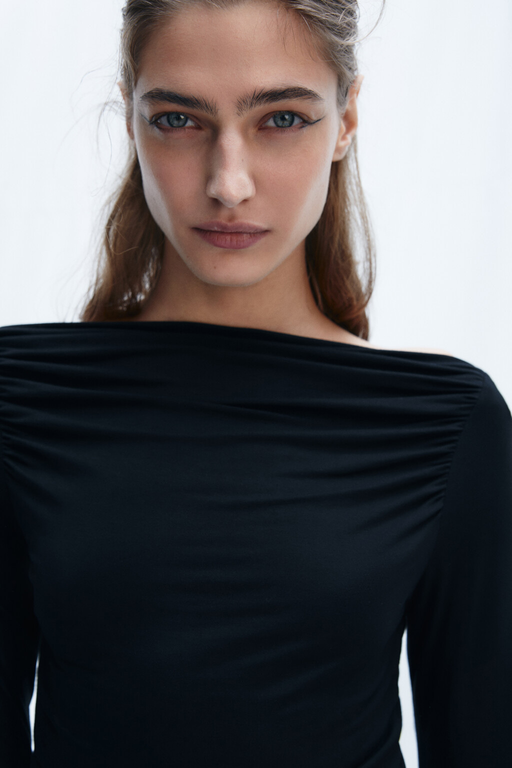 Лонгслив вискозный с вырезом-лодочкой - цвет черный - 5