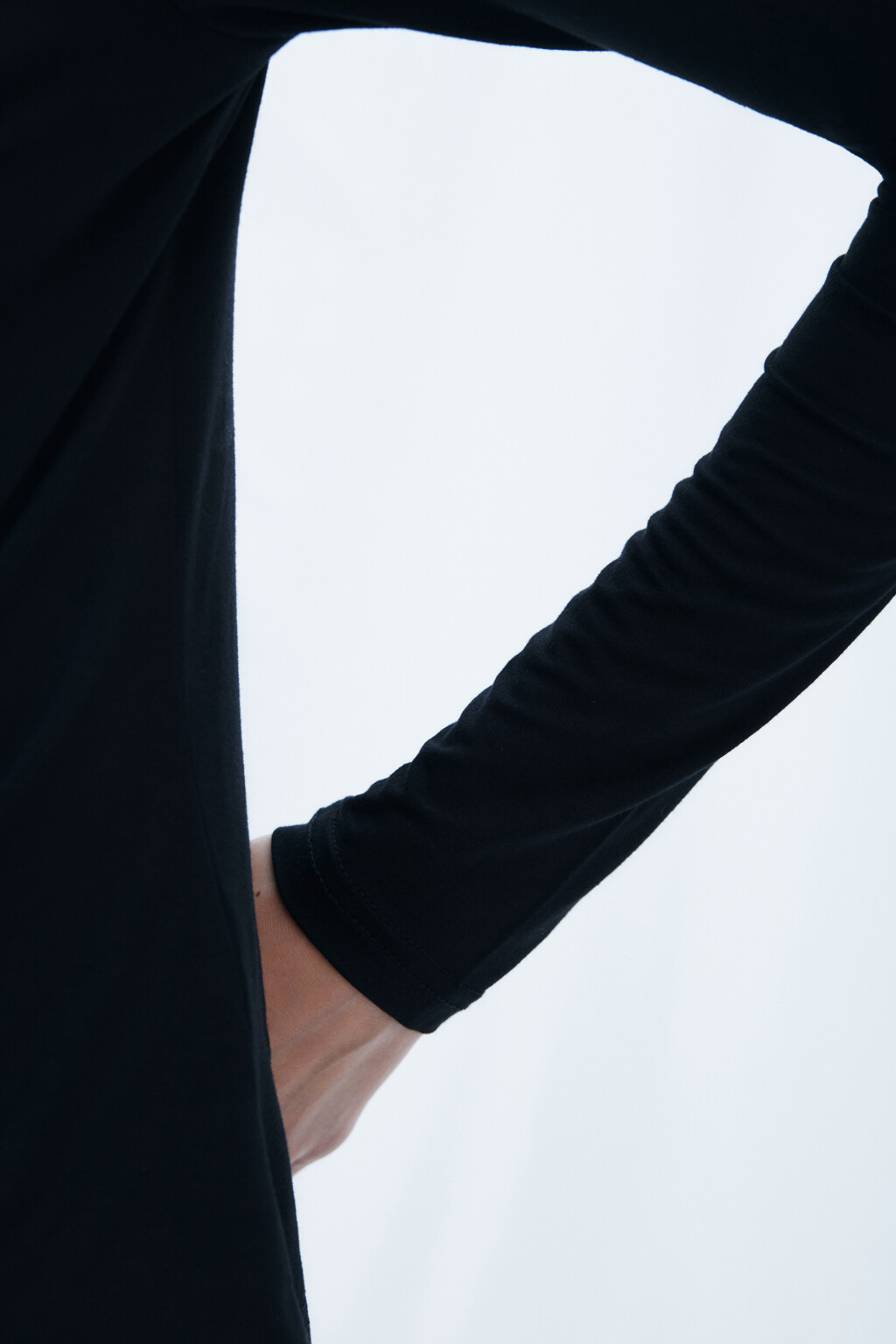 Лонгслив вискозный с вырезом-лодочкой - цвет черный - 6