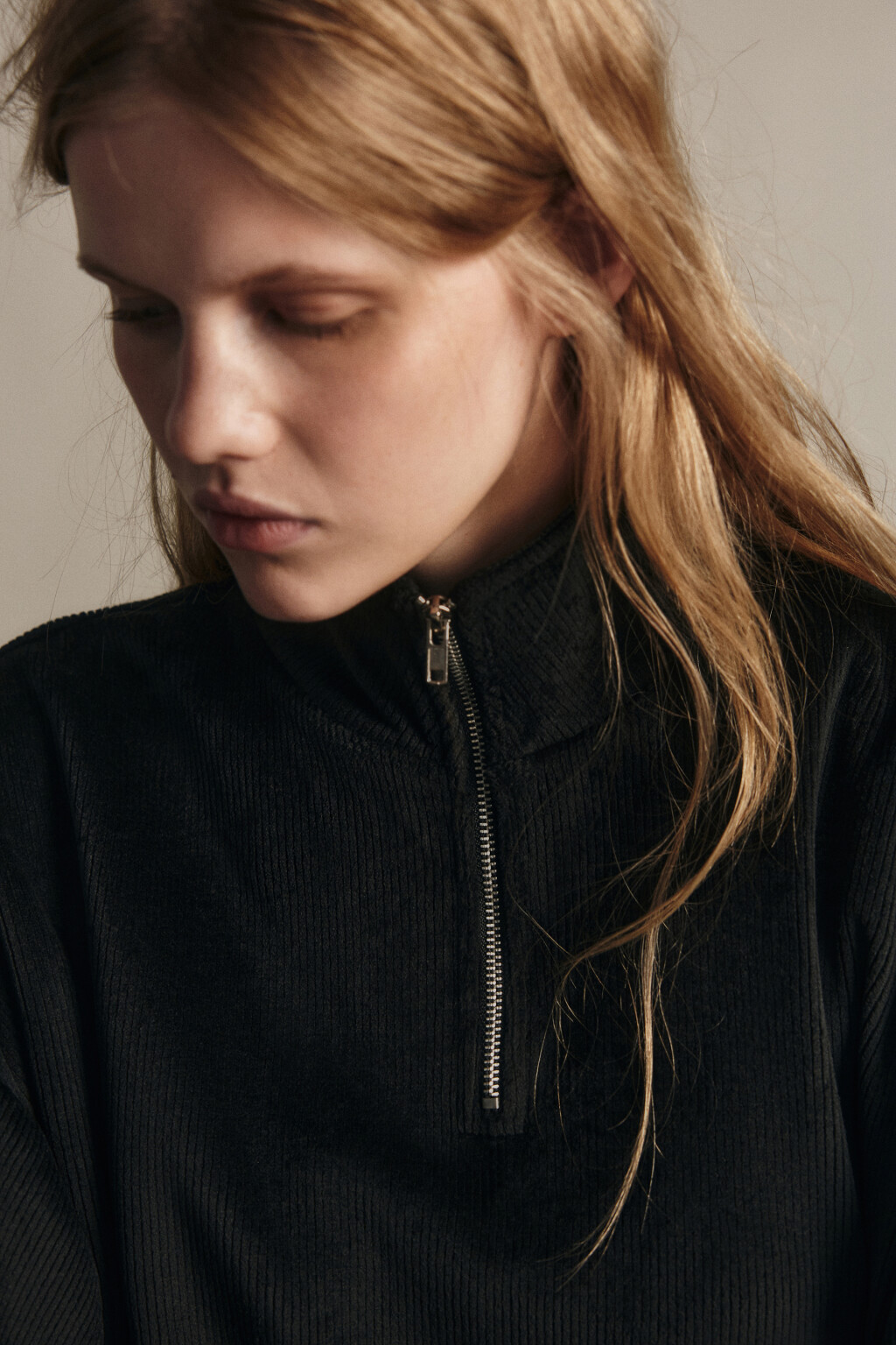 Толстовка на молнии вельветовая - цвет черный - 6