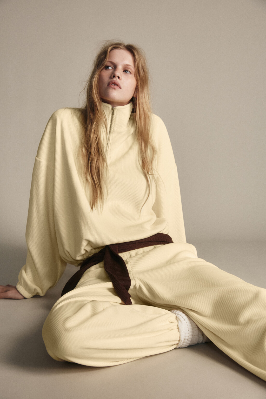 Толстовка на молнии вельветовая - цвет желтый - 2