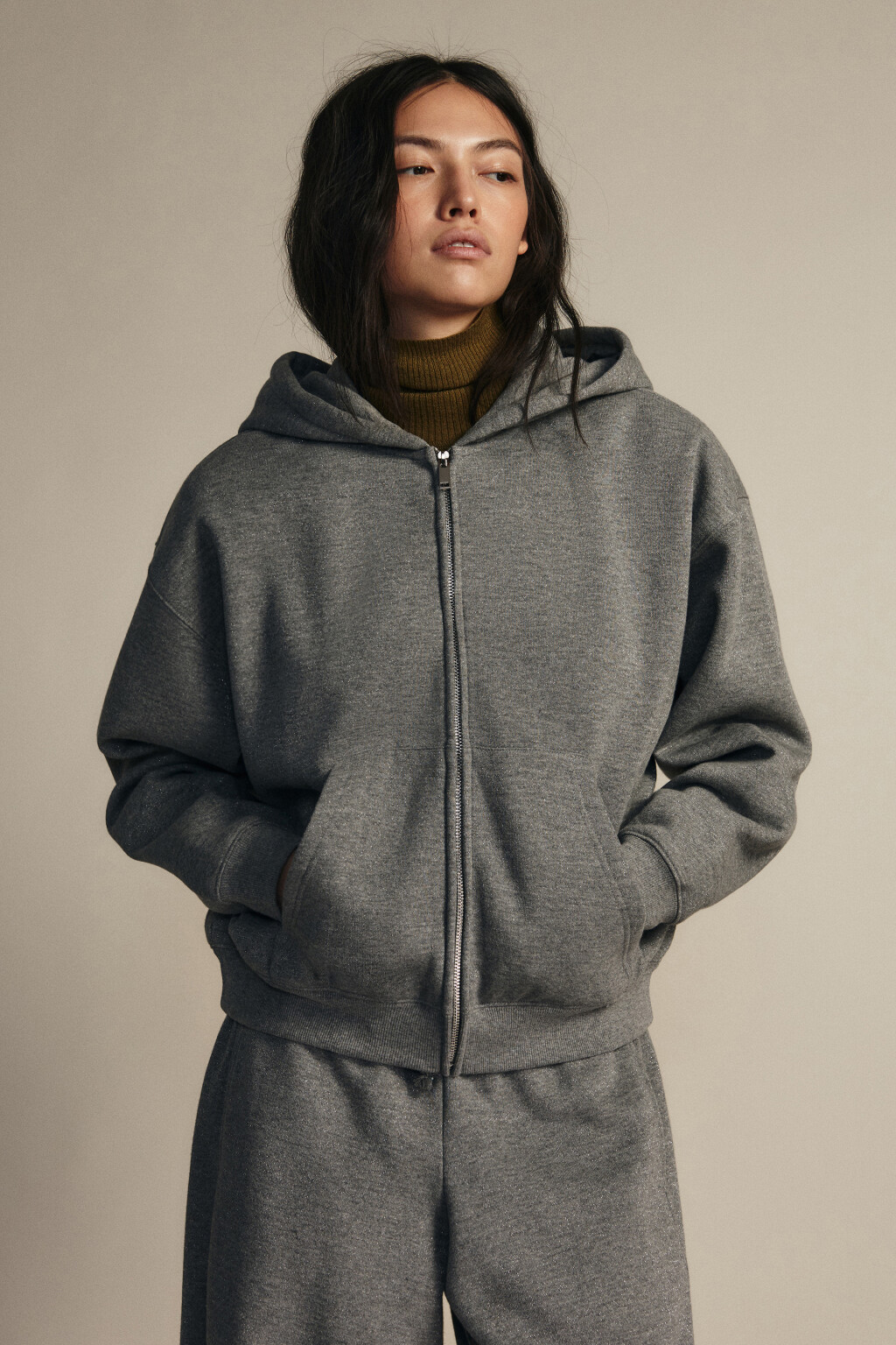 Худи-зипка утепленная с люрексом - цвет серый - 2