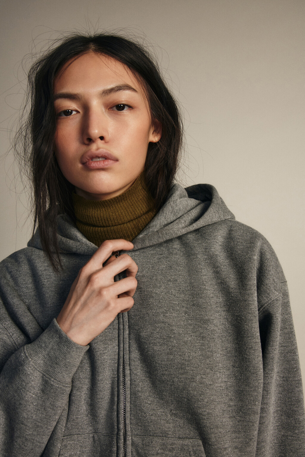 Худи-зипка утепленная с люрексом - цвет серый - 5