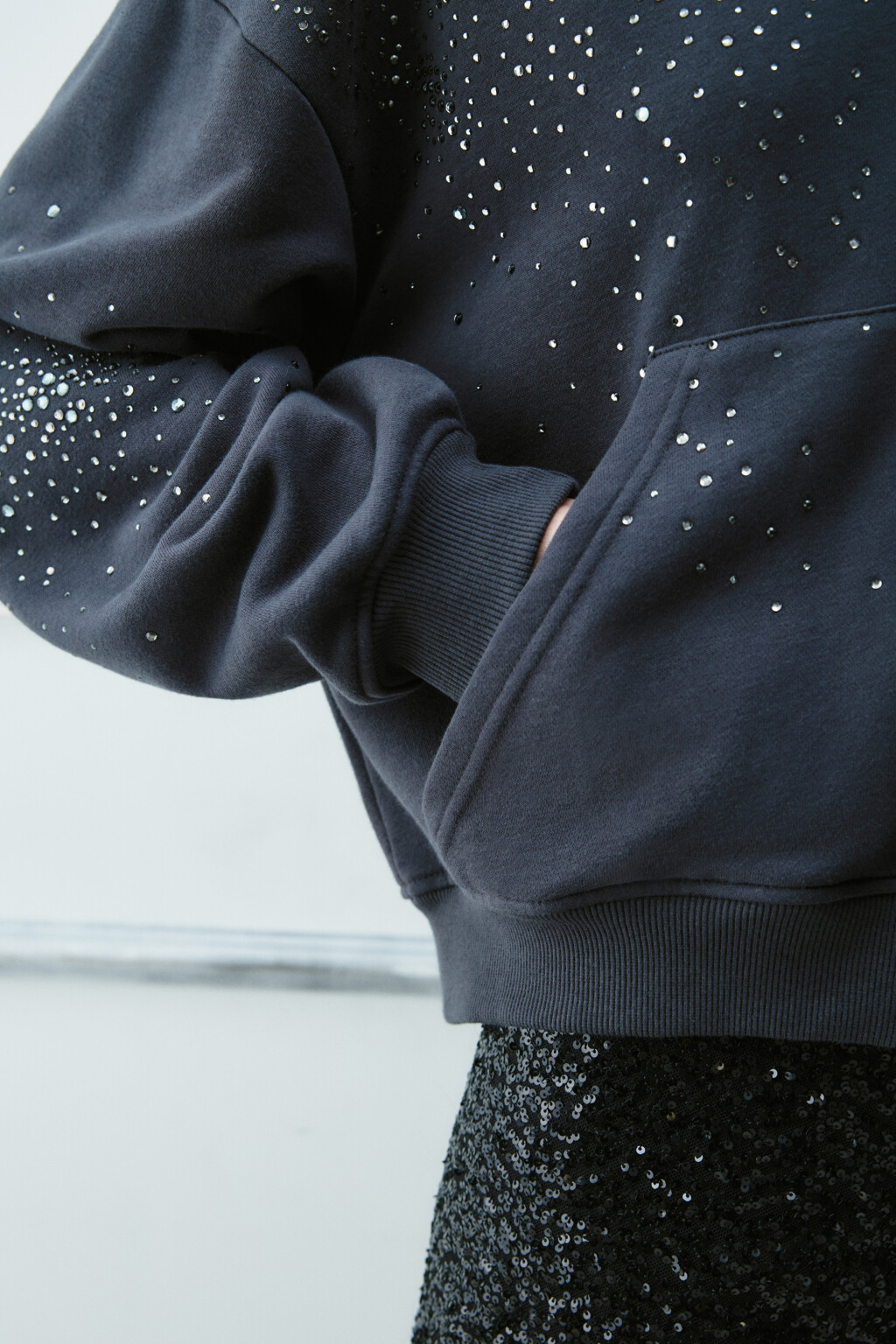 Худи-зипка со стразами - цвет серый - 7