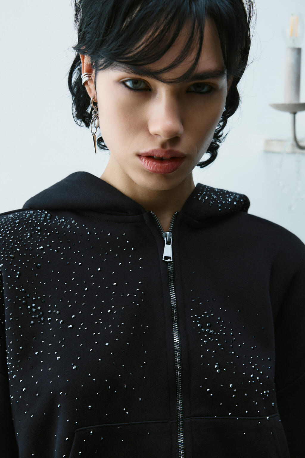 Худи-зипка со стразами - цвет черный - 5