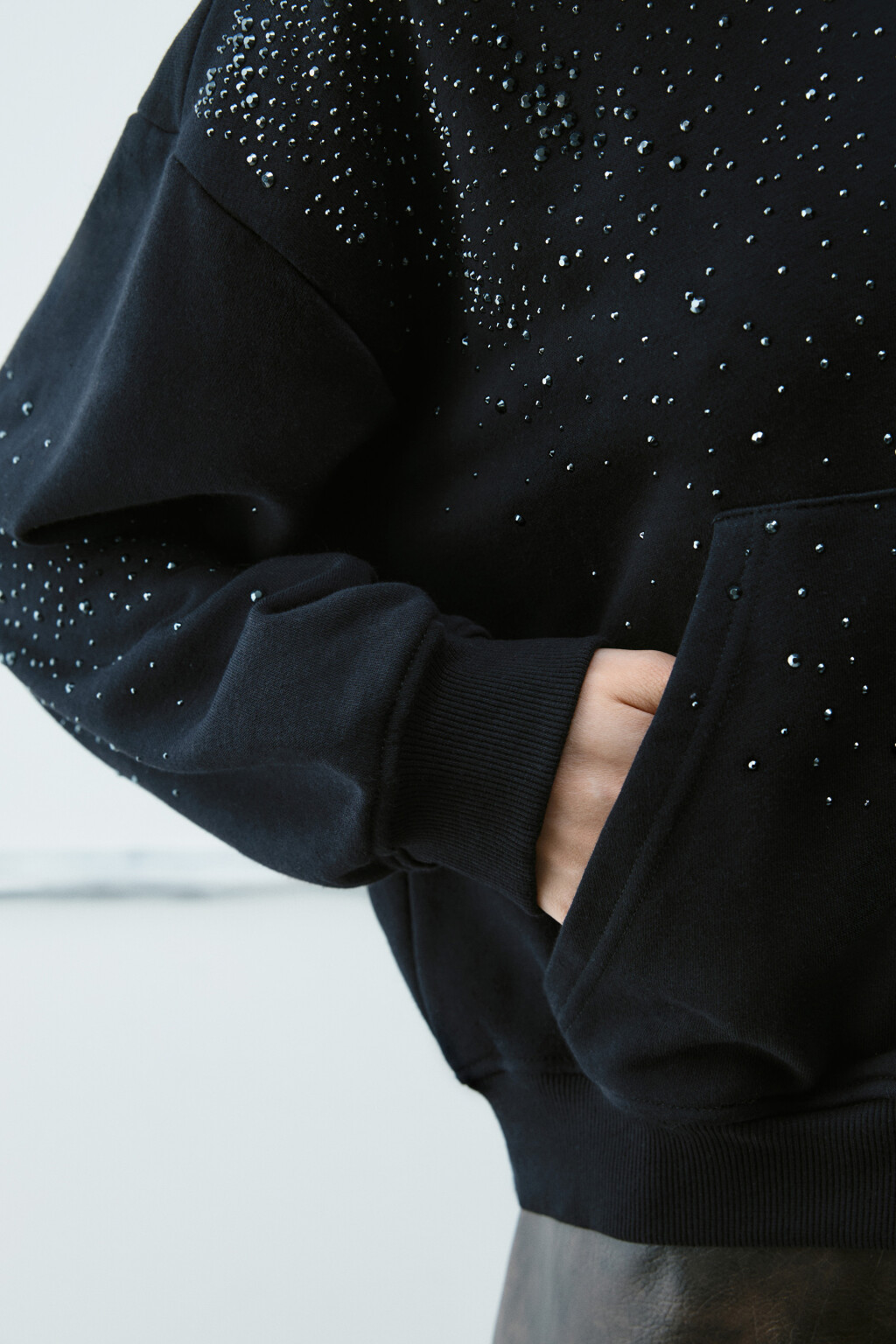 Худи-зипка со стразами - цвет черный - 6