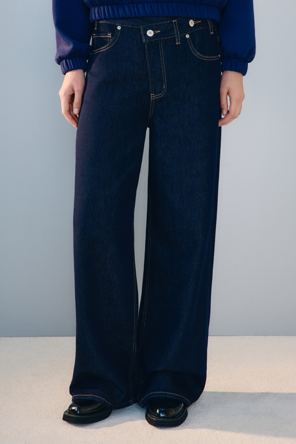 Джинсы baggy fit с асимметричным поясом - цвет синий - 2