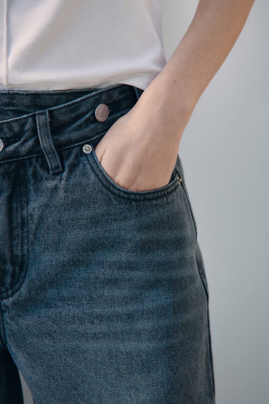 Джинсы baggy fit с асимметричным поясом - цвет серый - 6