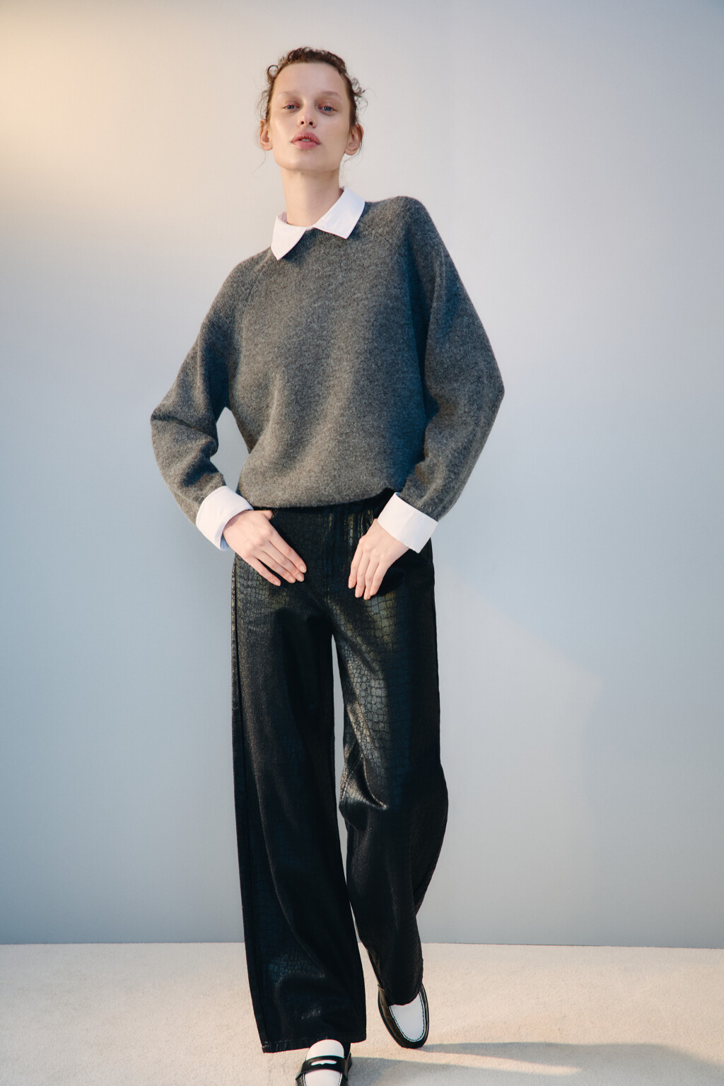 Джинсы широкие с покрытием под рептилию - цвет черный - 2