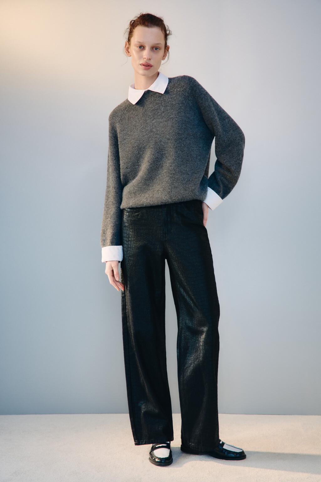 Джинсы широкие с покрытием под рептилию - цвет черный - 5