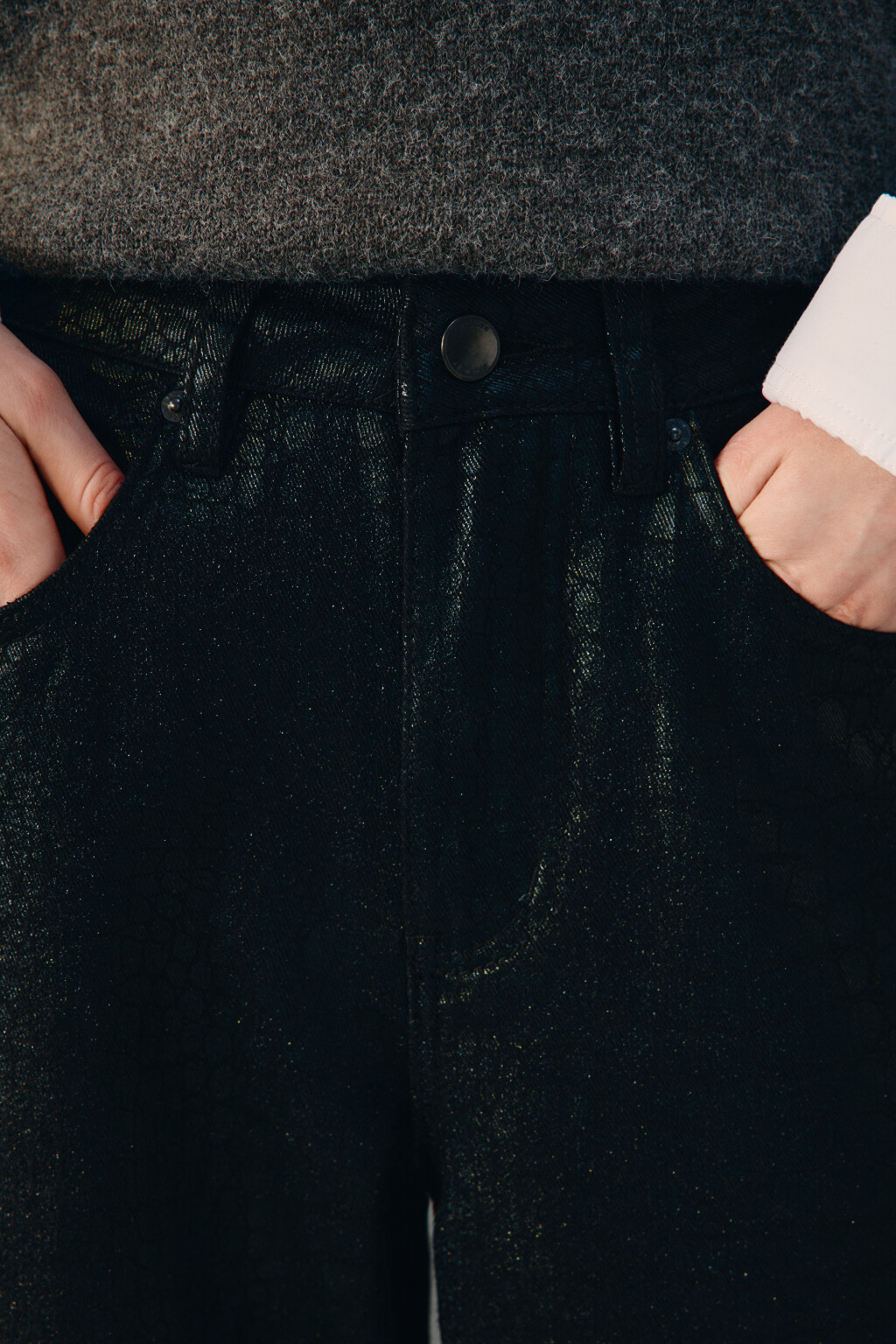 Джинсы широкие с покрытием под рептилию - цвет черный - 6