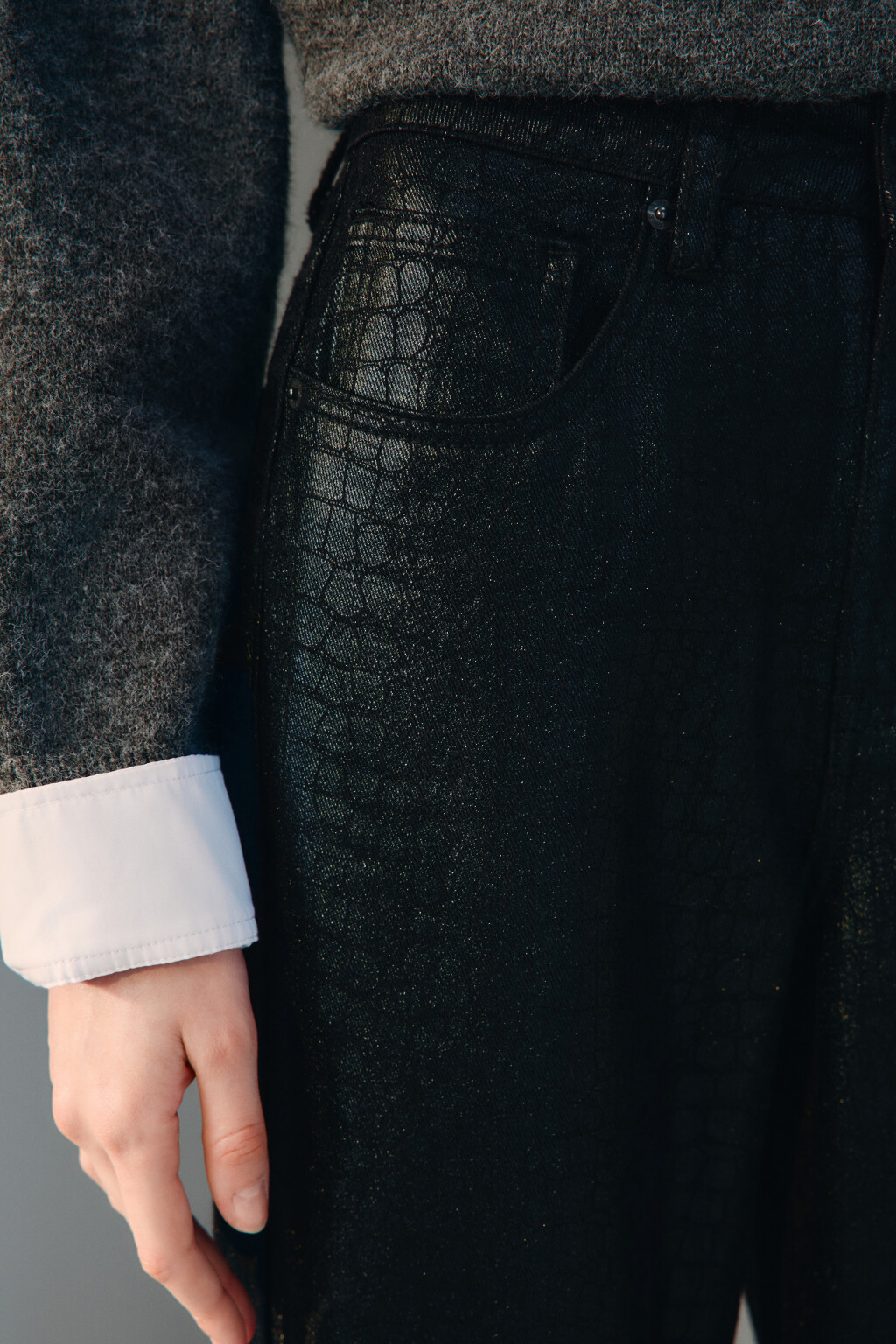 Джинсы широкие с покрытием под рептилию - цвет черный - 7