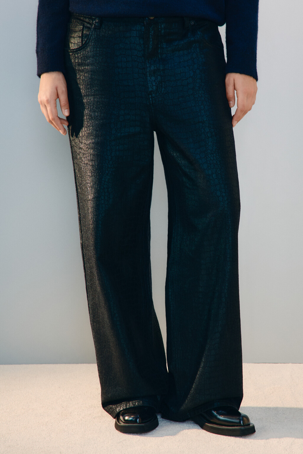 Джинсы широкие с покрытием под рептилию - цвет черный - 2