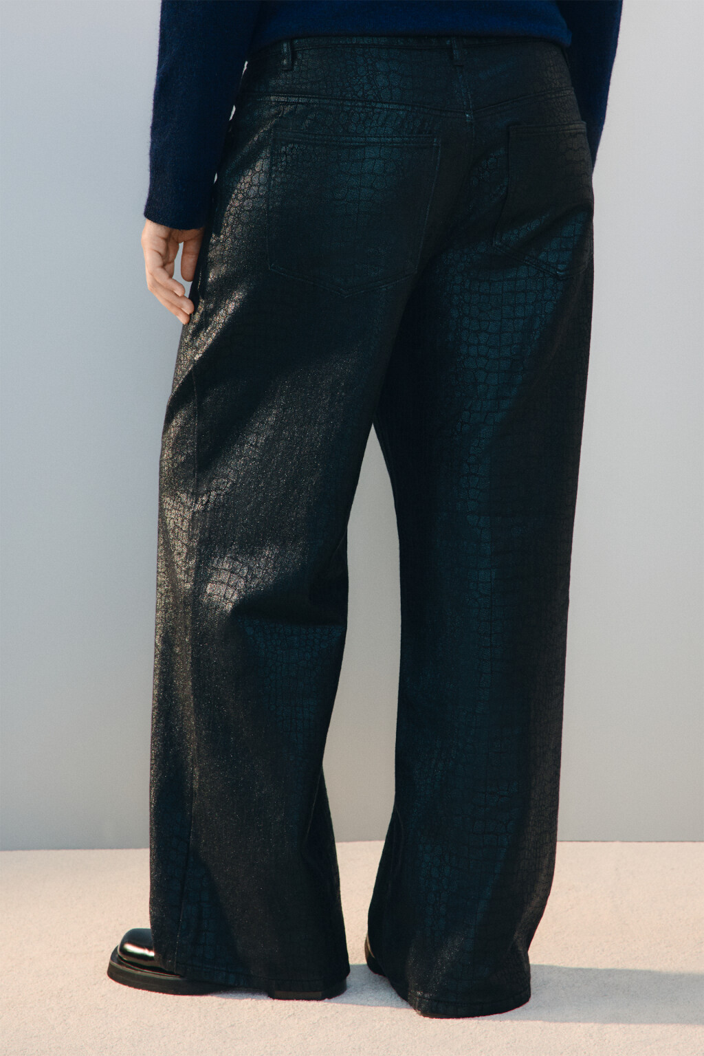 Джинсы широкие с покрытием под рептилию - цвет черный - 3