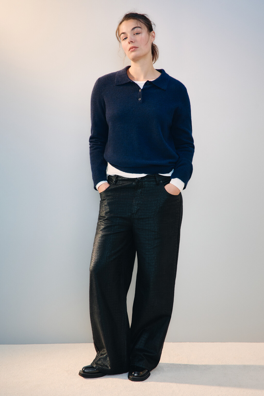 Джинсы широкие с покрытием под рептилию - цвет черный - 4