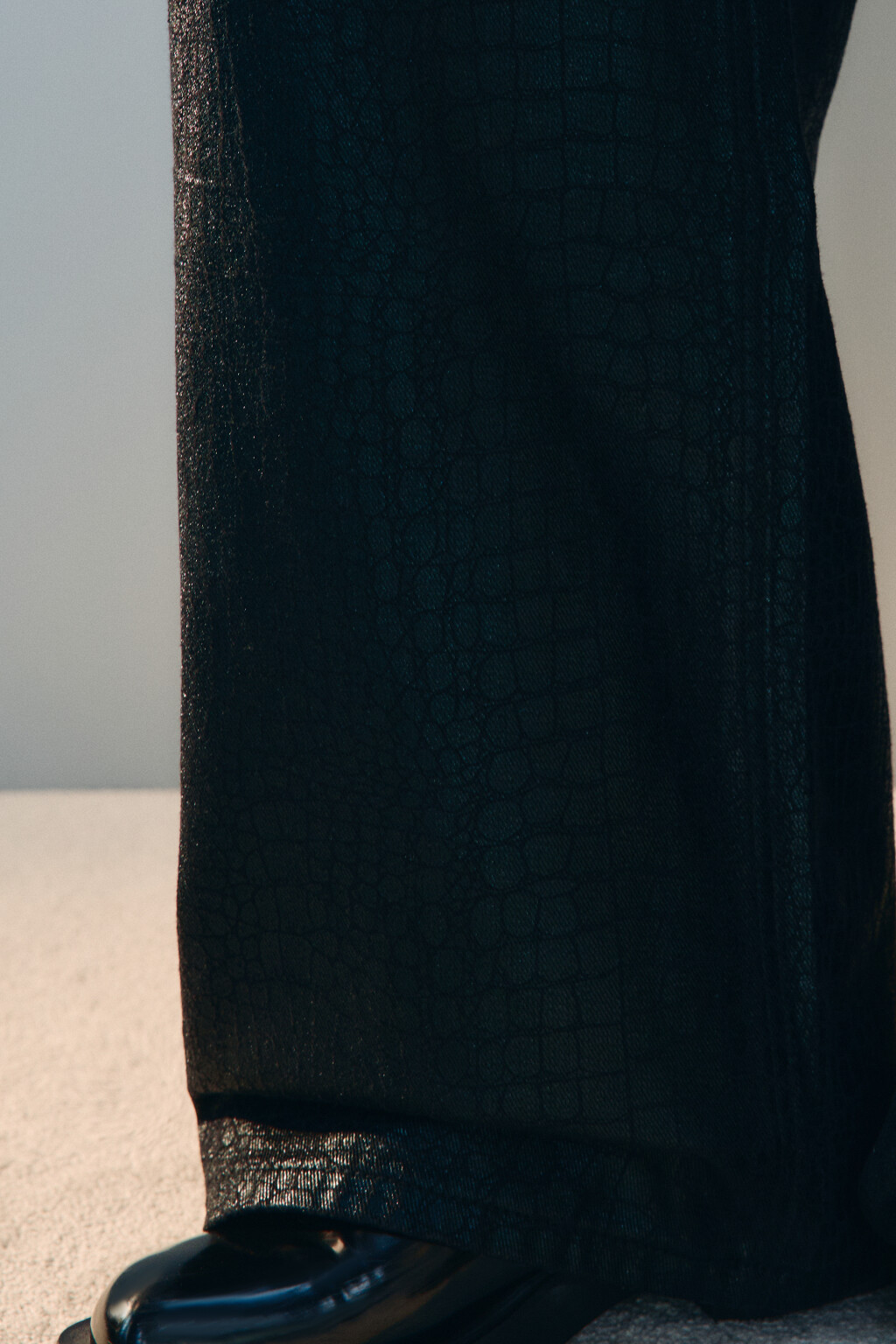 Джинсы широкие с покрытием под рептилию - цвет черный - 5