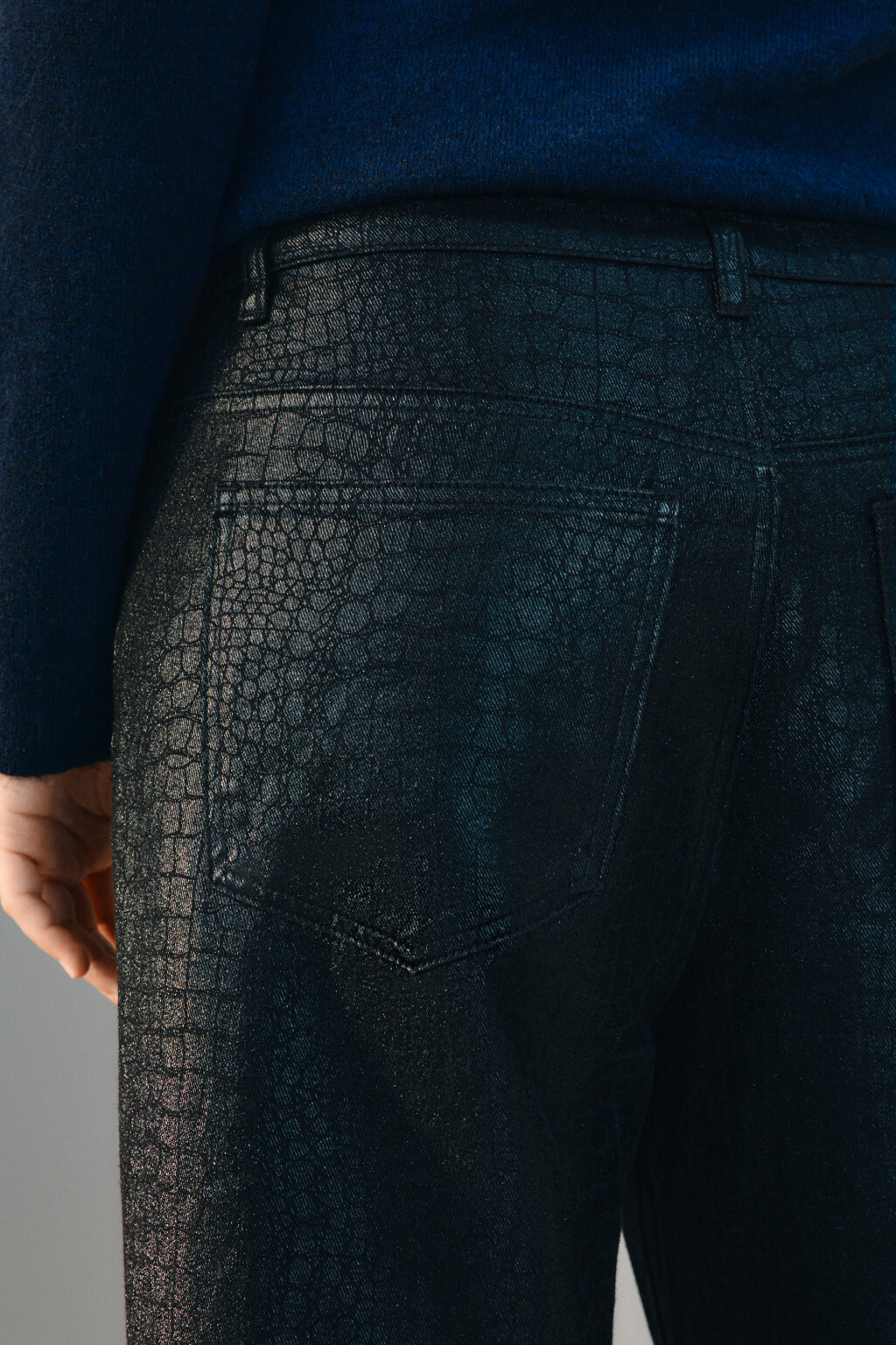 Джинсы широкие с покрытием под рептилию - цвет черный - 6