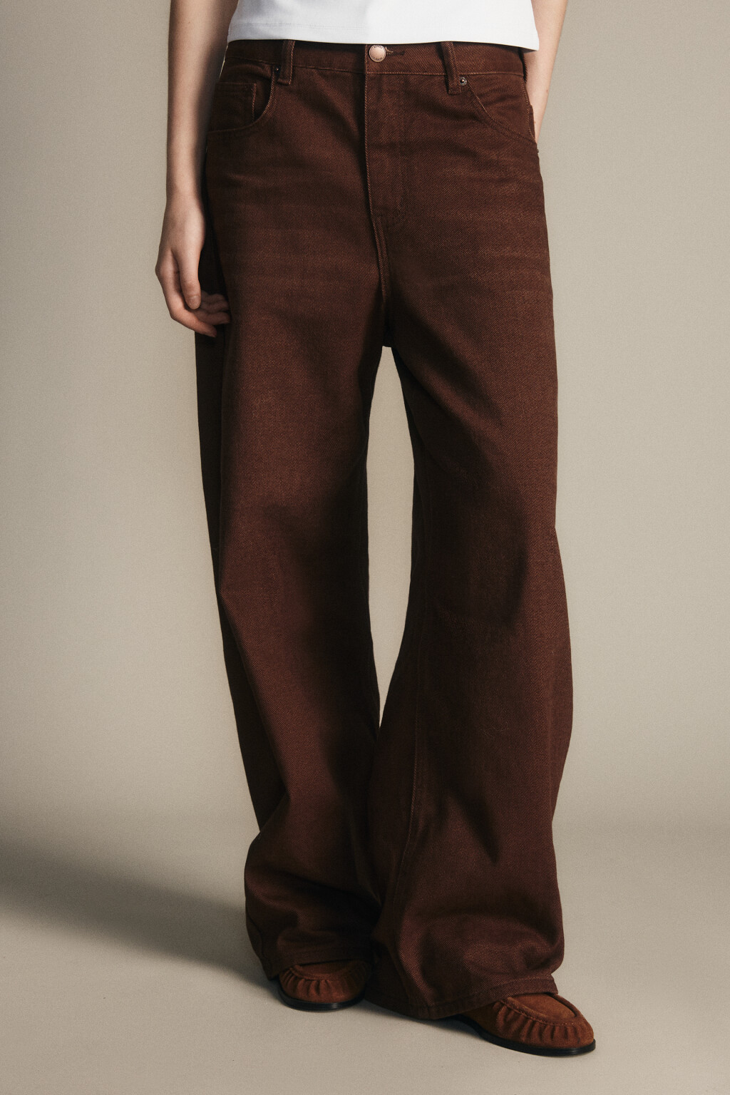 Джинсы baggy fit с бархатной фактурой - цвет коричневый - 2