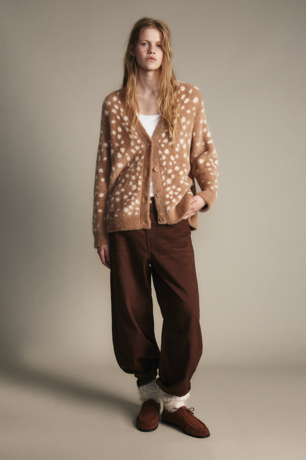 Джинсы baggy fit с бархатной фактурой - цвет коричневый - 4