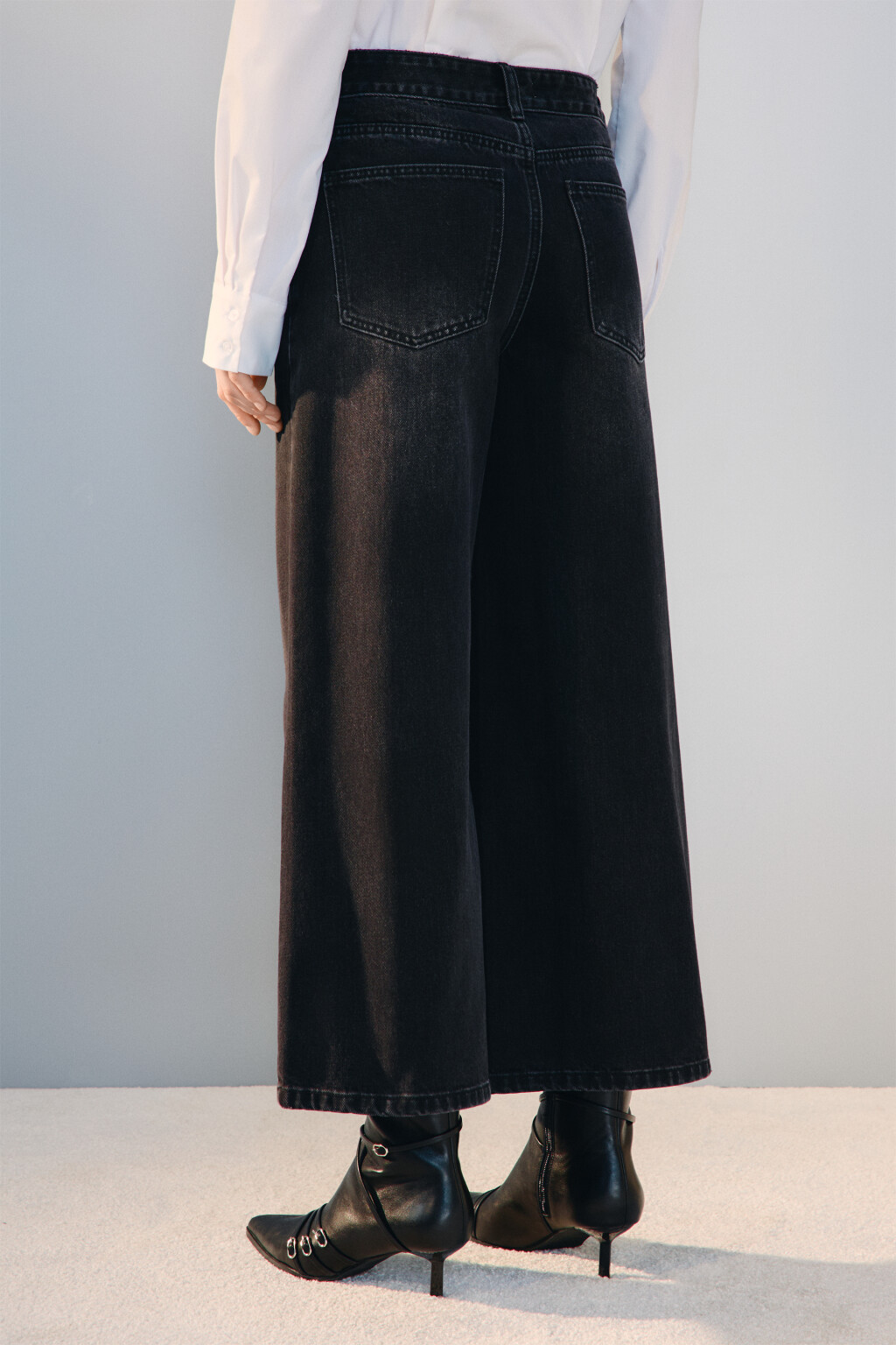 Джинсы широкие укороченные - цвет черный - 3