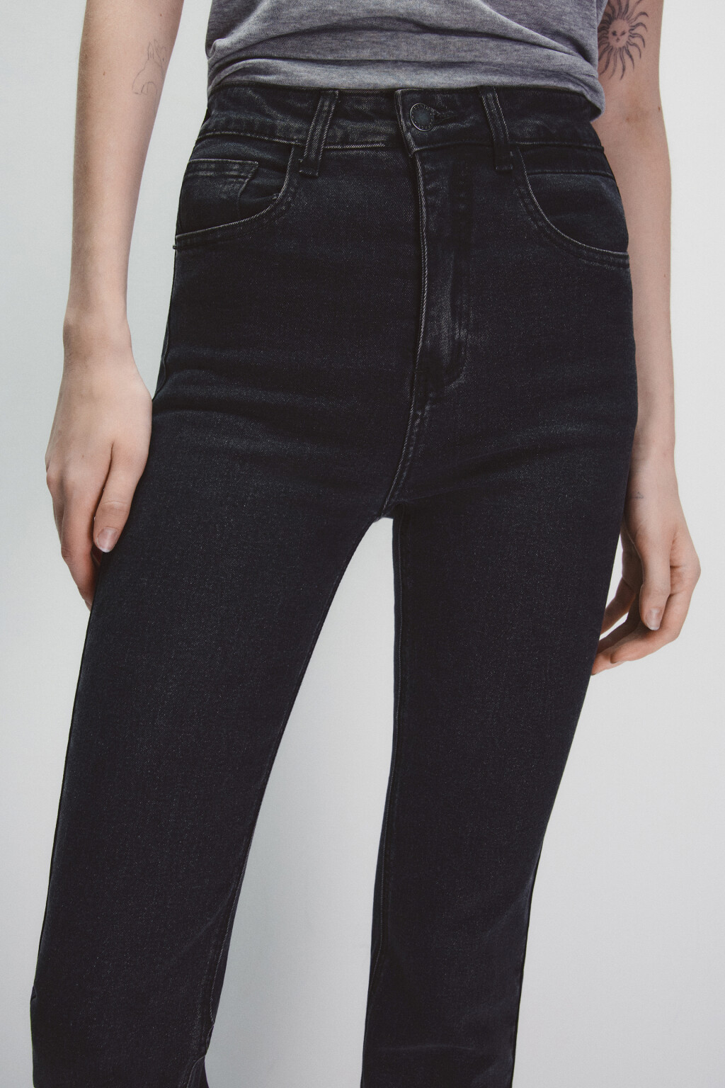 Джинсы клеш с открытыми срезами - цвет серый - 6