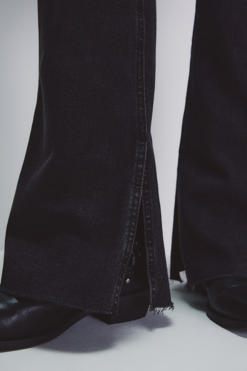 Джинсы клеш с открытыми срезами - цвет серый - 6