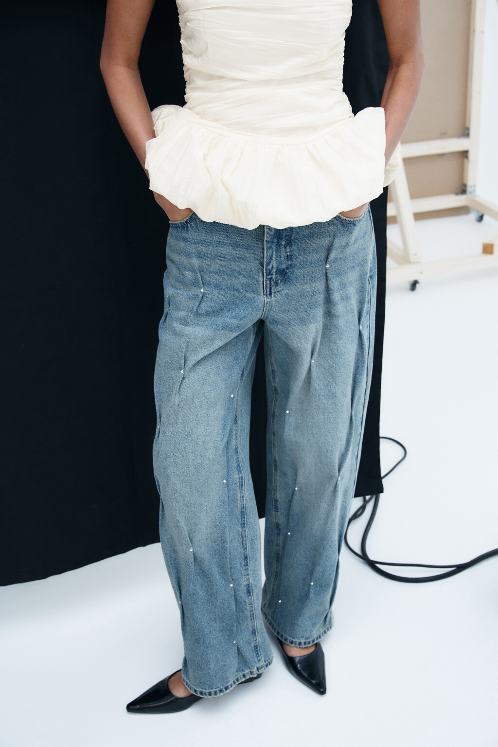 Джинсы baggy fit со складками и стразами - цвет голубой - 1