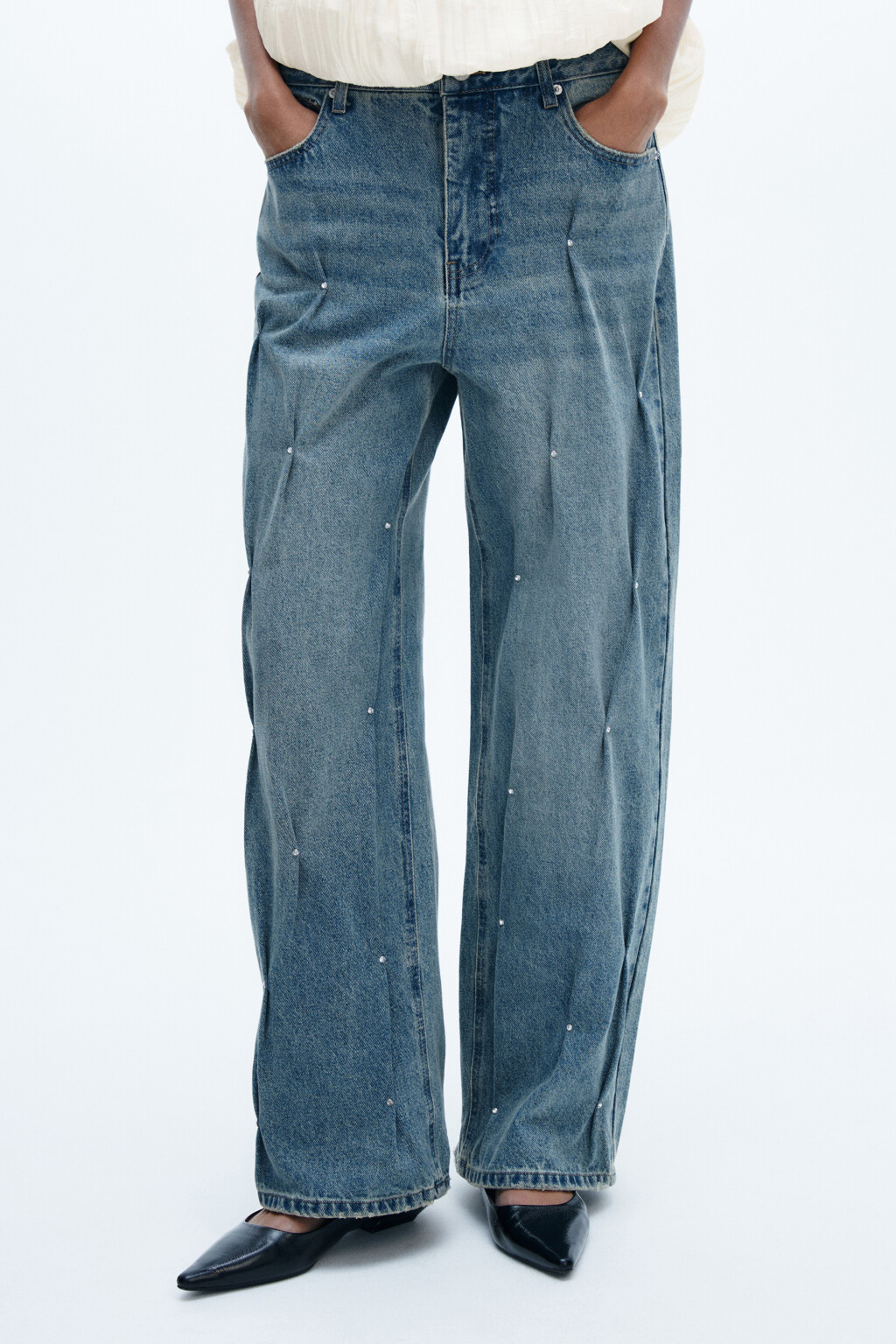 Джинсы baggy fit со складками и стразами - цвет голубой - 3