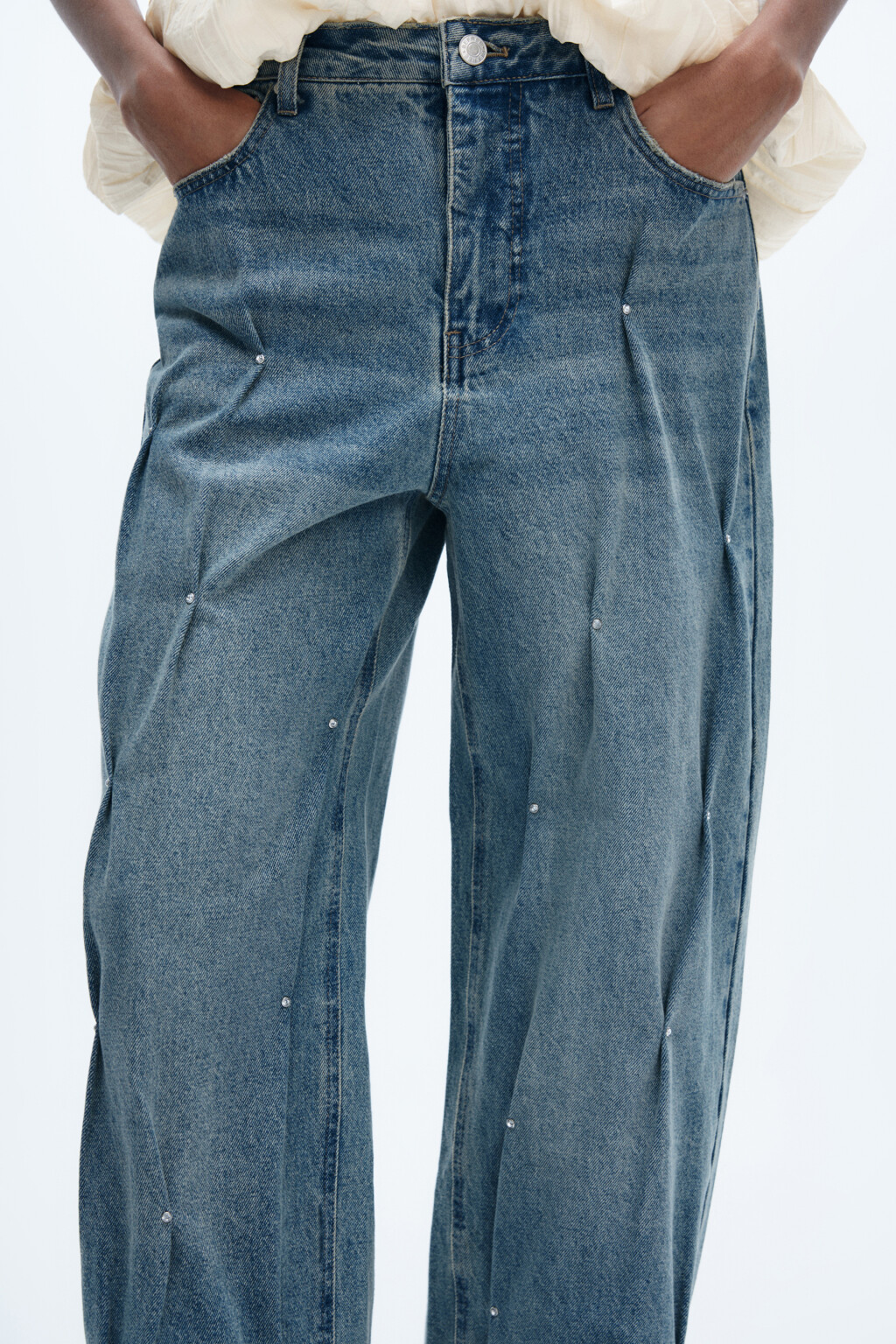 Джинсы baggy fit со складками и стразами - цвет голубой - 6