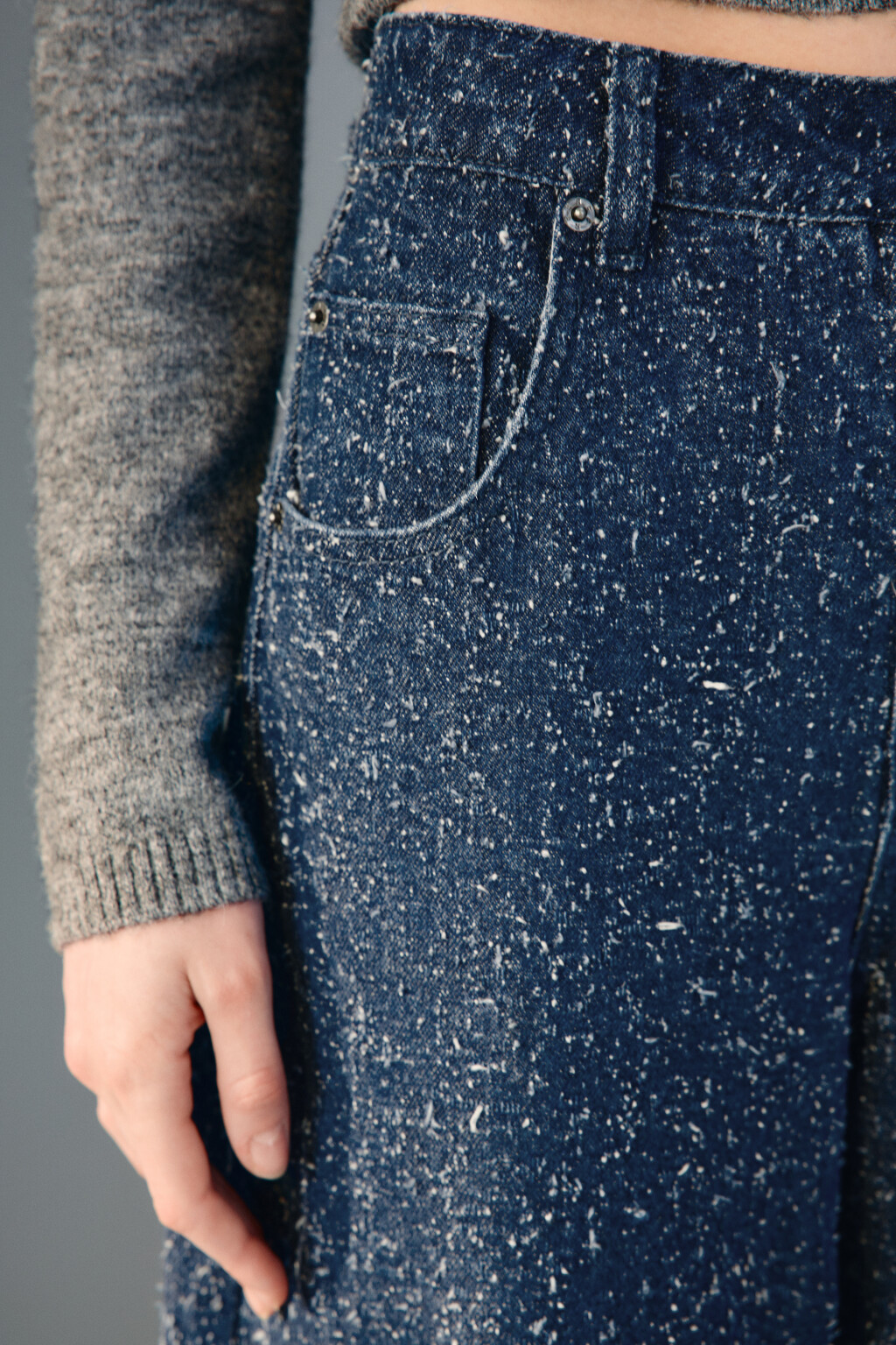 Джинсы barrel fit из фактурного денима - цвет синий - 6